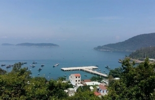 Cham island urges tourists to take their waste home