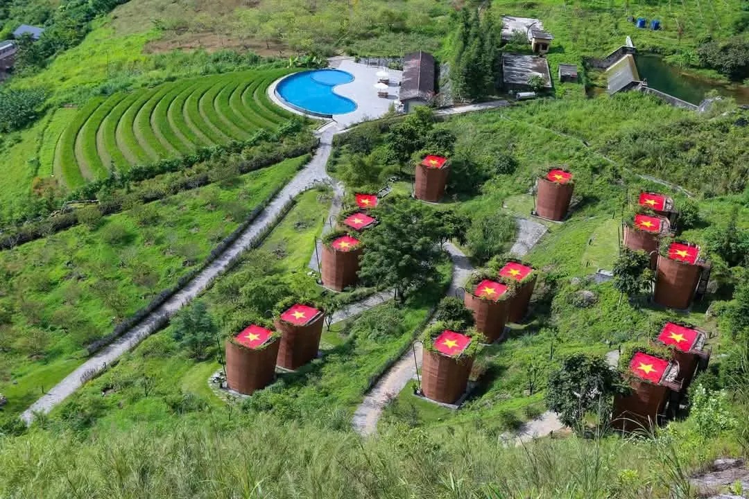 H’mong Village has 15 unique Quay Tau bungalows, inspired by traditional H’mong carrying baskets, reflecting the rich cultural identity of the H’mong people - photo: H.V