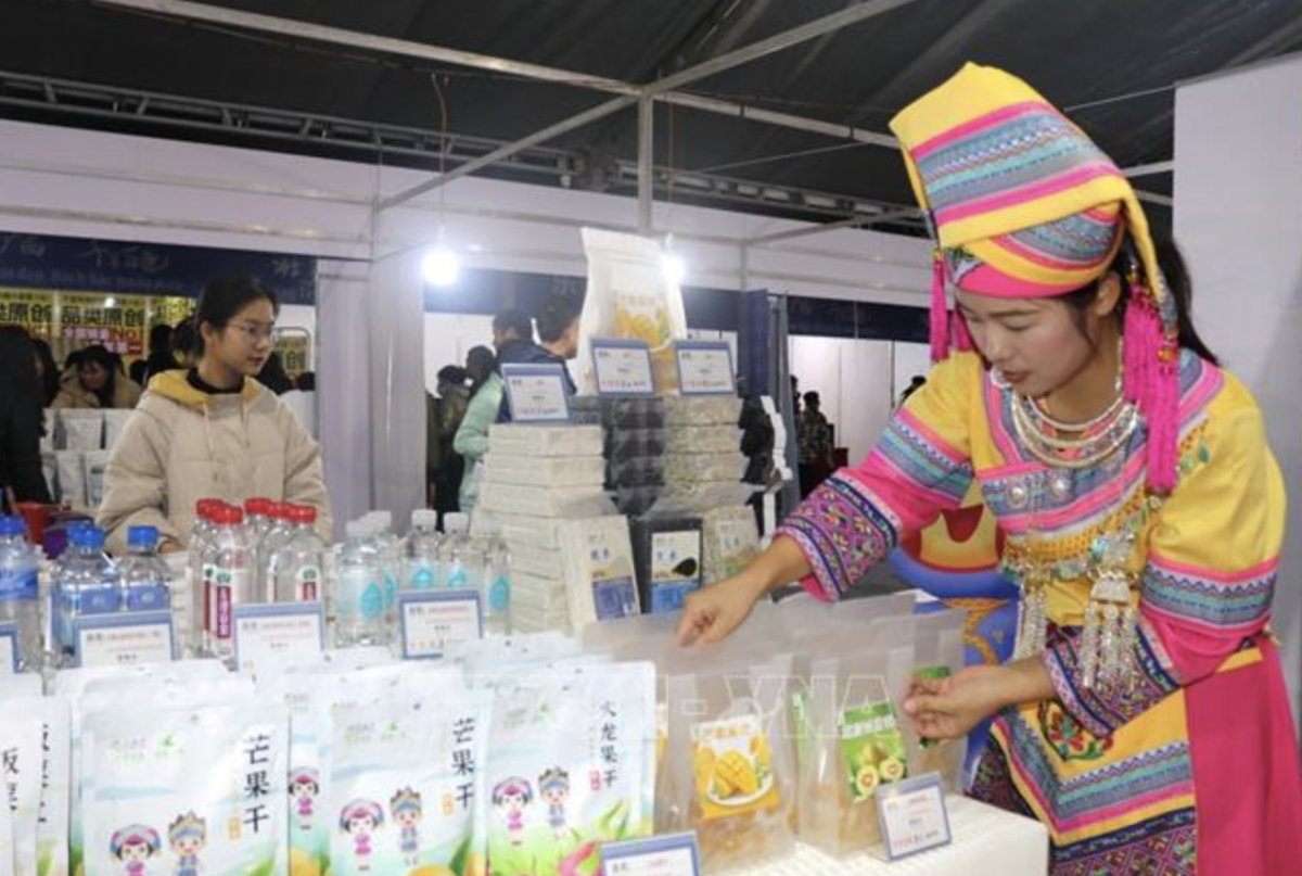 A booth at the Cao Bang (Vietnam) - Baise (China) International Trade Fair – Photo: VNA