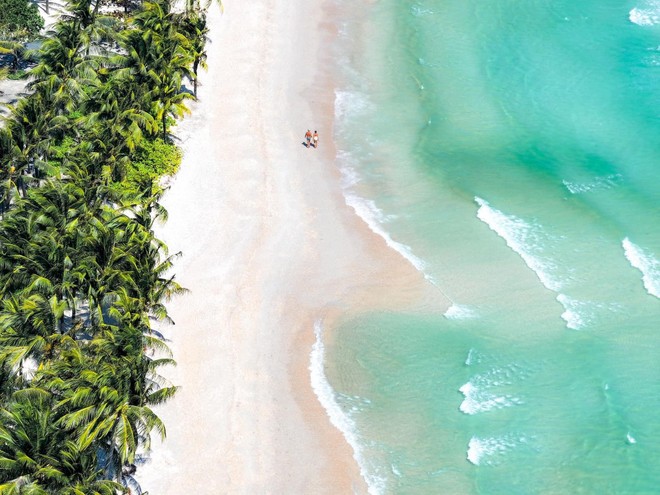 Picturesque scenery with blue sea, white sand, and golden sunshine at Bai Kem. (Source: Sun Group)