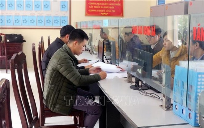 Ha Nam province's residents apply for communal-level administrative procedures. (Photo: VNA)