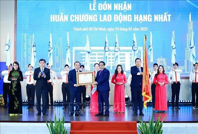 Prime Minister Pham Minh Chinh presents first-class Labour Order to Vietnam National University, Ho Chi Minh City (Photo: VNA)