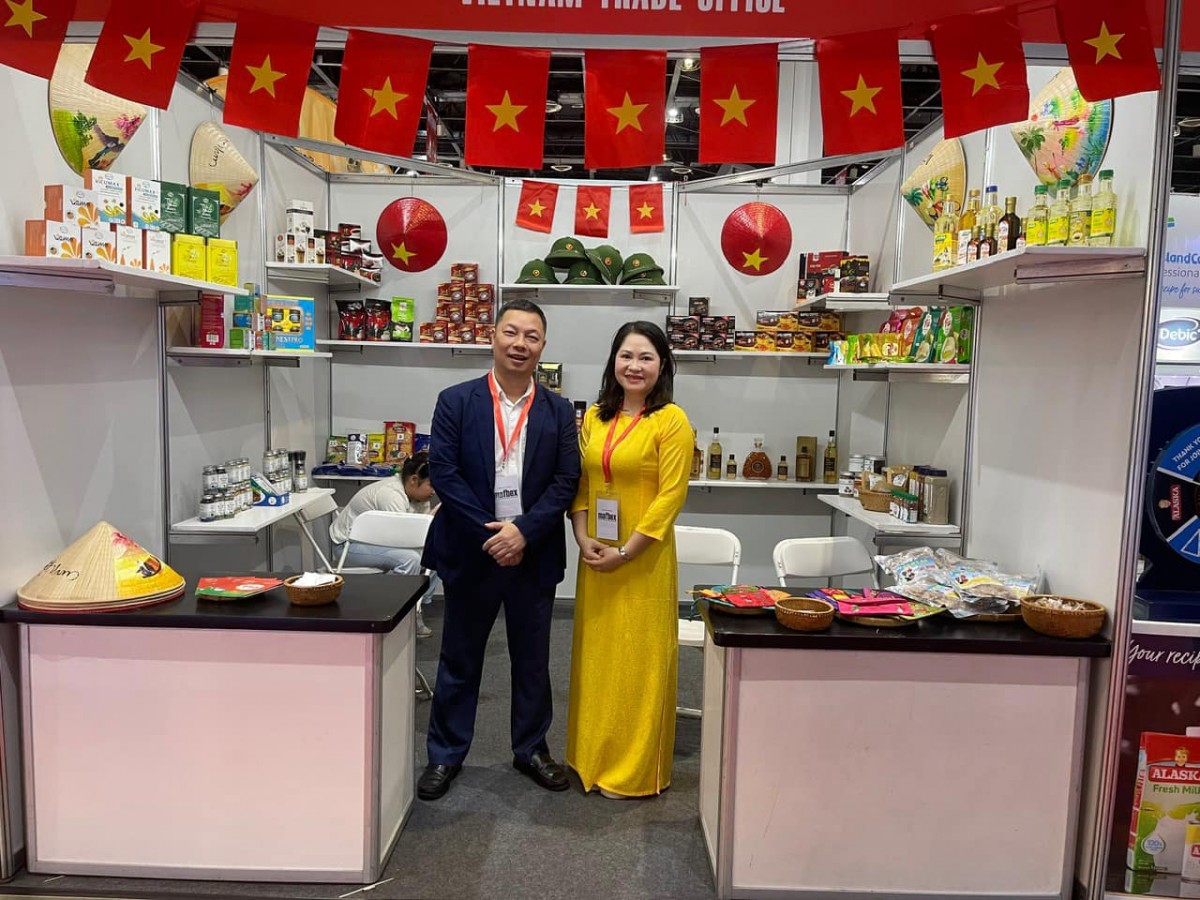 Phung Van Thanh, Vietnamese Trade Counselor in the Philippines (left), at the booth of the Vietnam Trade Office in the Philippines at the Manila Foods and Beverages Expo (MAFBEX 2024)