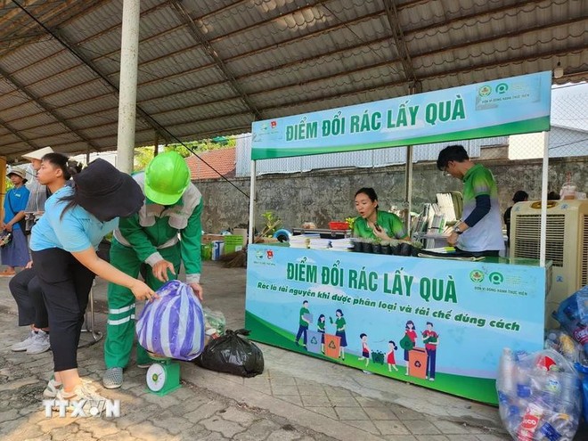 A trash-gift exchange station in Hue (Photo: VNA)