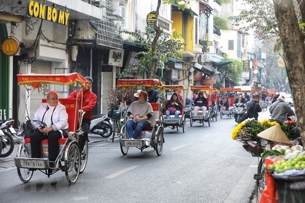 Foreigners tour Hanoi's Old Quarter. (Photo: VNA)