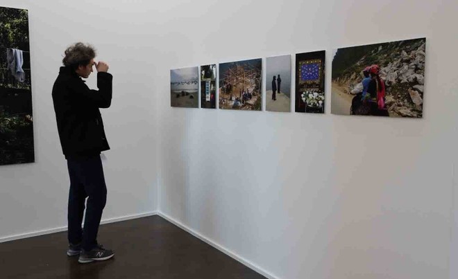 A visitor to the exhibition (Photo: VNA)