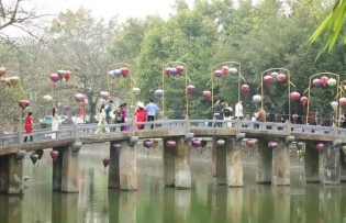 Vietnamese workers to enjoy five-day Reunification and Labour Day holiday