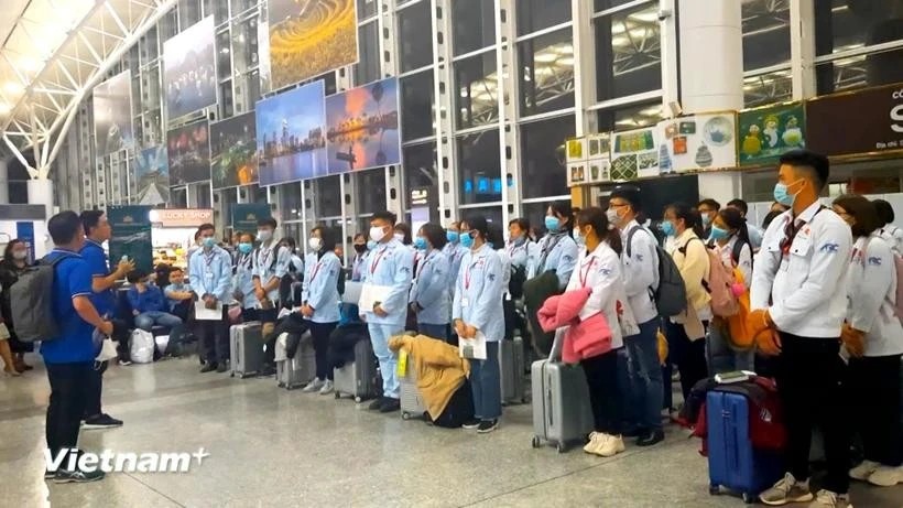 Vietnamese labourers wait for boarding at an airport. (Photo: VietnamPlus) Vietnamese labourers wait for boarding at an airport. (Photo: VietnamPlus)