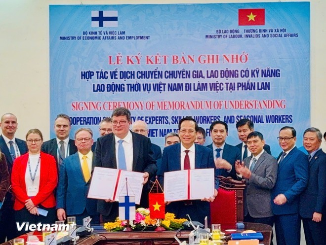 The Vietnamese Ministry of Labour, Invalids and Social Affairs and the Finnish Ministry of Economic Affairs and Employment signed an MoU on cooperation in mobility of experts, skilled workers and seasonal labourers from Vietnam to Finland. (Photo: VietnamPlus) The Vietnamese Ministry of Labour, Invalids and Social Affairs and the Finnish Ministry of Economic Affairs and Employment signed an MoU on cooperation in mobility of experts, skilled workers and seasonal labourers from Vietnam to Finland. (Photo: VietnamPlus)