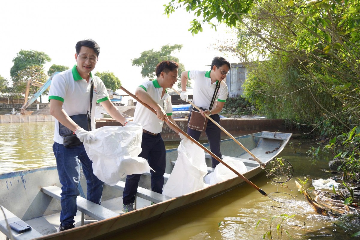 Unesco Hanoi Travel Club members participate in cleaning up waste and protecting the environment at Yen Stream, Huong Pagoda in My Duc District 