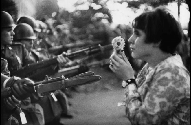 The world-famous photo of a US anti-war protester holding flowers before armed soldiers outside the Pentagon (Photo: VNA)