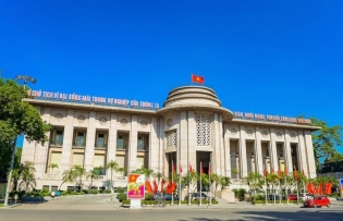 Central bank injects more than 5 trillion VND into market