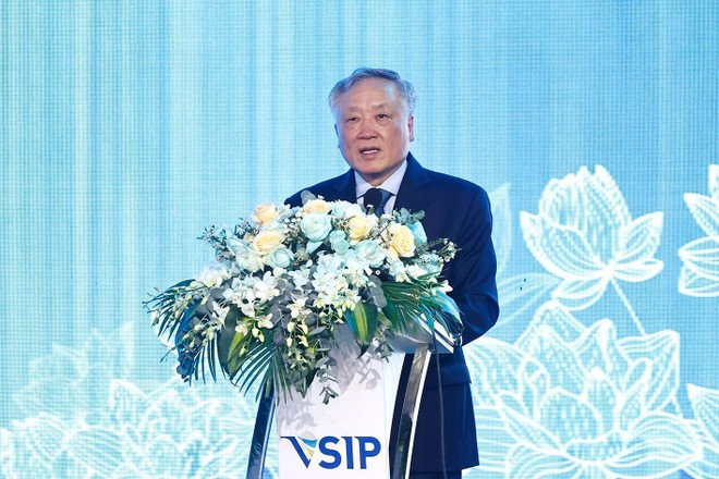 Standing Deputy Prime Minister Nguyen Hoa Binh speaks at the event. (Photo: VNA)