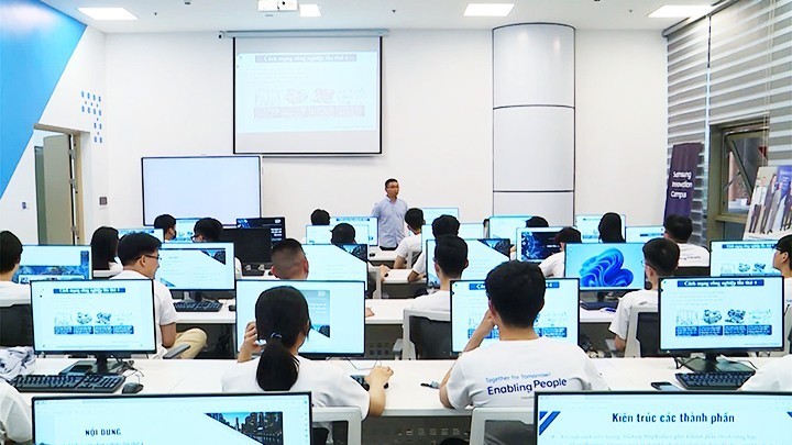 Vietnam is promoting human resource training in the semiconductor and AI industries.