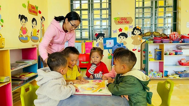 A teacher and students of Che Tao Kindergarten (Che Tao Commune, Mu Cang Chai District, Yen Bai Province) during an animal recognition class. (Photo: Thanh Son)