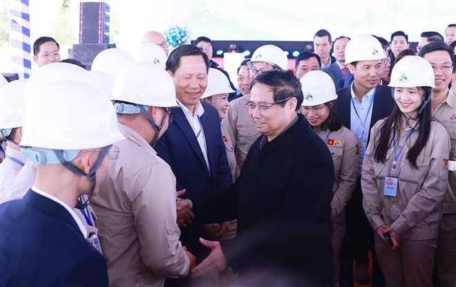 Prime Minister Pham Minh Chinh meets with workers of the 500 kV Lao Cai – Vinh Yen transmission line project (Photo: VNA)