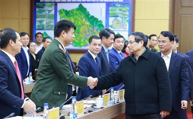 Prime Minister Pham Minh Chinh meets with Vinh Phuc authorities (Photo: VNA)