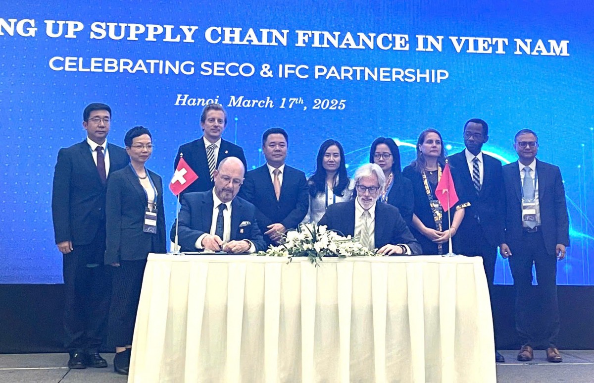 Swiss Ambassador to Vietnam Thomas Gass (left) and IFC Country Manager Thomas Jacobs sign the cooperation agreement for phase 2 of the Vietnam Supply Chain Finance Program