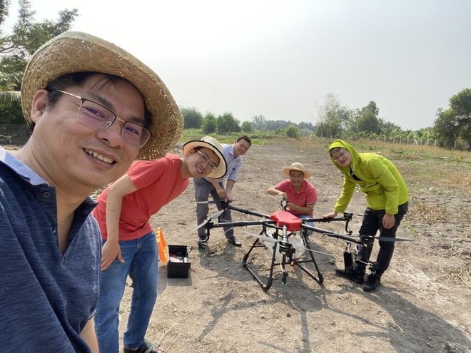Dr. Tran Phi Vu (second from left) and his partners are testing the agricultural drone. (Photo: VNA)