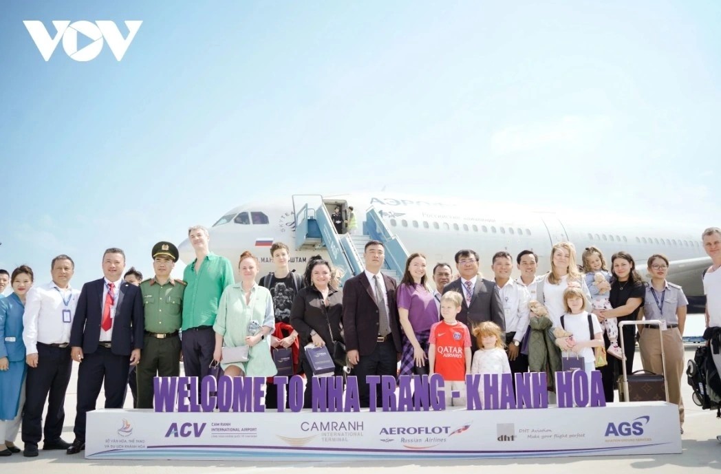 Leaders of the Khanh Hoa Department of Culture, Sports and Tourism welcome Russian tourists at Can Ranh International Airport Leaders of the Khanh Hoa Department of Culture, Sports and Tourism welcome Russian tourists at Can Ranh International Airport