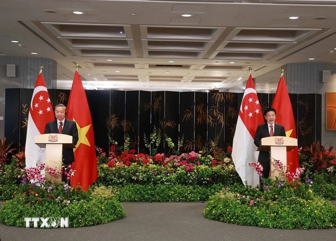 Singaporean Prime Minister and PAP Secretary-General Lawrence Wong (R) and Vietnamese Party General Secretary To Lam announce the elevation of the Vietnam-Singapore relations to a comprehensive strategic partnership. (Photo: VNA)