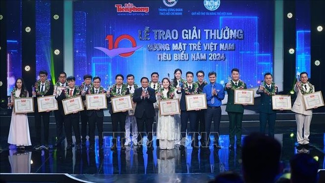 Prime Minister Pham Minh Chinh and the award winners at the ceremony (Photo: VNA)