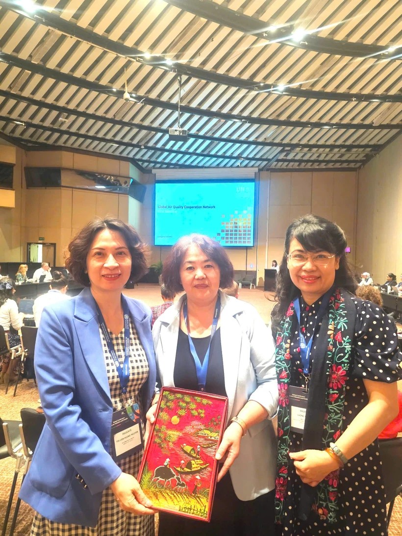 Deputy Minister of Health Nguyen Thi Lien Huong (L) and other Vietnamese delegates at the second Global Conference on Air Pollution and Health in Cartagena, Colombia. (Photo:: the Ministry of Health).