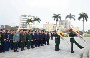 Party chief offers incense to fallen heroes in Da Nang