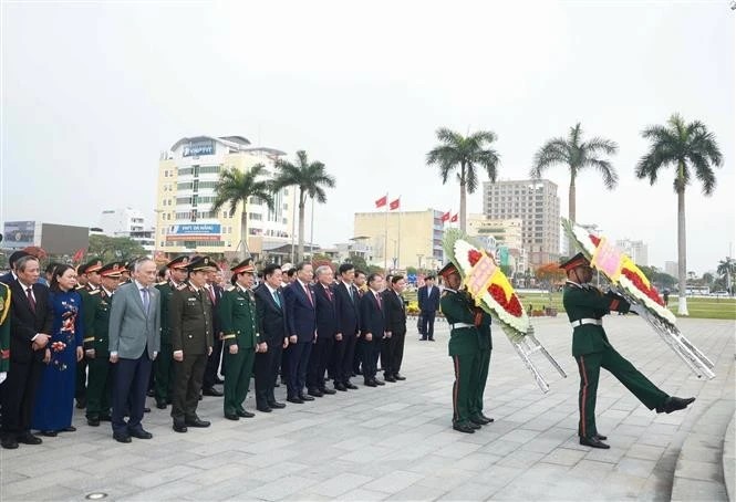 At the incense-offering ceremony (Photo: VNA)