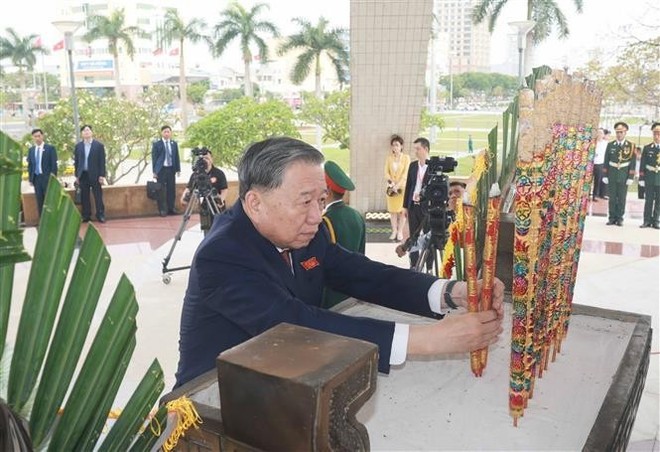 Party General Secretary To Lam offers incense to fallen heroes (Photo: VNA)