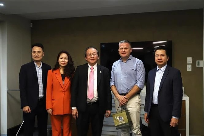 A delegation from Vietnam's Ministry of Industry and Trade meets with representatives of Airlink, South Africa. (Photo: VNA)