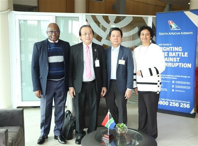 A delegation from Vietnam's Ministry of Industry and Trade meets with representatives of South African Airways. (Photo: VNA)