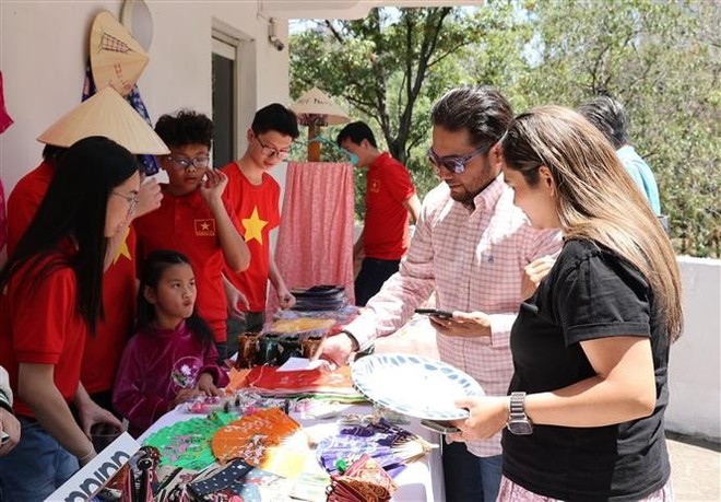 People see Vietnamese handicraft products at the event. (Photo: VNA)