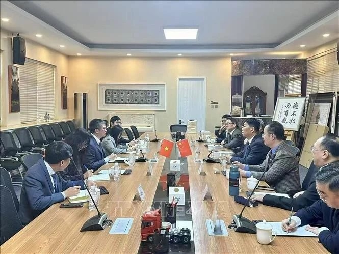 At the working session between Vietnamese Ambassador to China Pham Thanh Binh and the Charhar Institute (Photo: VNA)