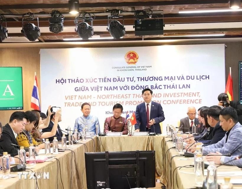 Vietnamese Consul General in Thailand’s Khon Kaen province Dinh Hoang Linh (standing) chairs the event. (Photo: VNA)