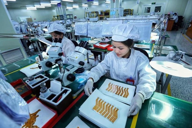 Workers at an FDI firm in Yen Phong Industrial Park, Bac Ninh province. (Photo: VNA)