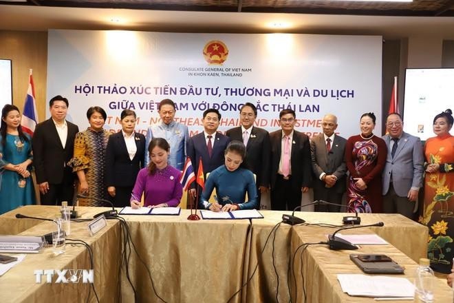 The signing of a business cooperation MoU at the event. (Photo: VNA)