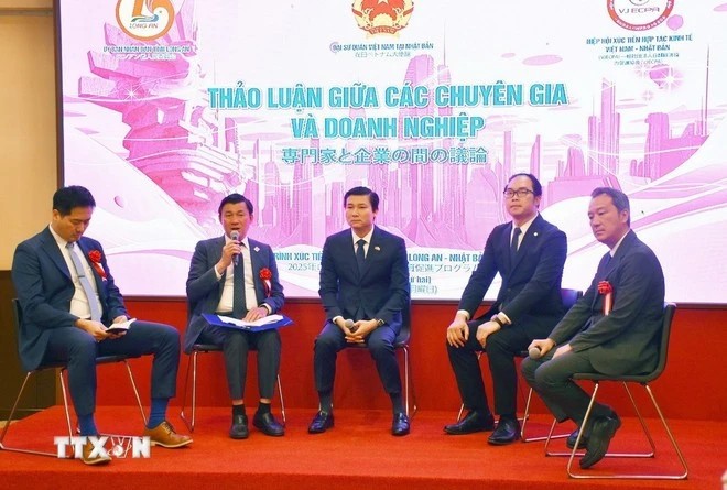 Chairman of the Vietnam-Japan Economic Cooperation Promotion Association Vu Hoang Duc (second, left) moderates the discussion session at the event. (Photo: VNA)