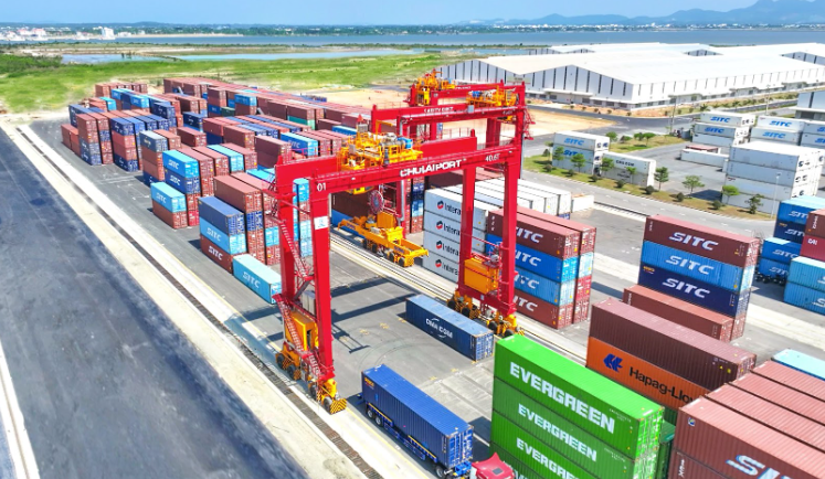 The eRTG cranes designed and manufactured by THACO INDUSTRIES are installed at Chu Lai Port.