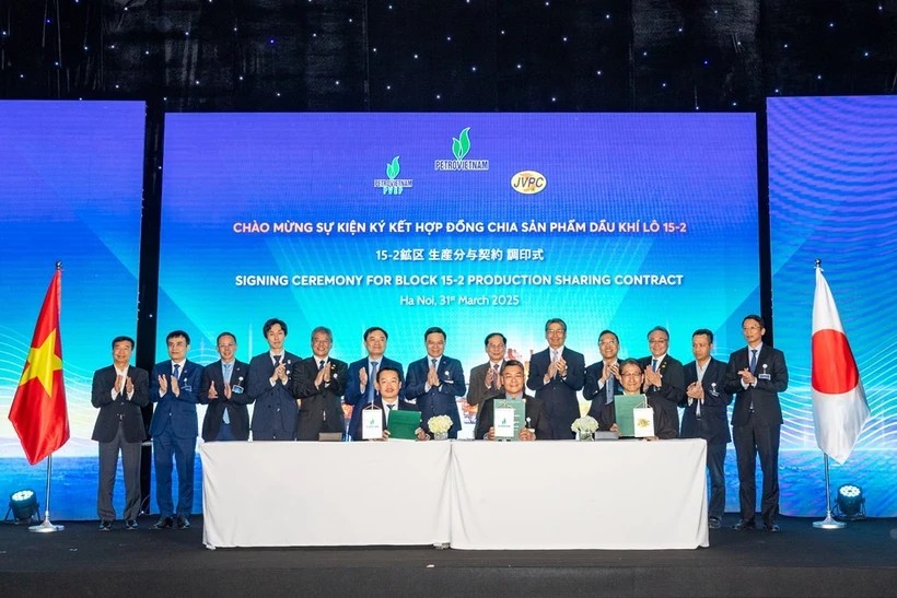 At the signing ceremony of the 25-year production sharing contract (PSC) for oil and gas exploration in Block 15-2. (Photo: VNA)