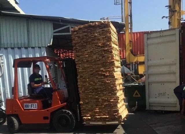 Several wood products imported from the US have has their import taxes reduced to 0% starting March 31. (Photo: thanhnien.vn)