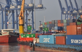 Exports surge strongly, opening bright prospects for 2025