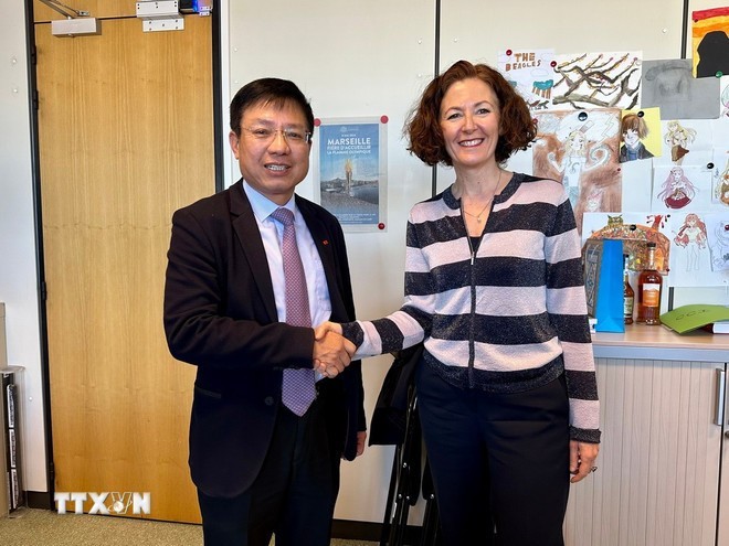 Deputy Minister of Finance Ho Sy Hung (left) and Director General of the Treasury at the French Ministry of Economy and Finance Magali Cesana. (Photo: VNA)