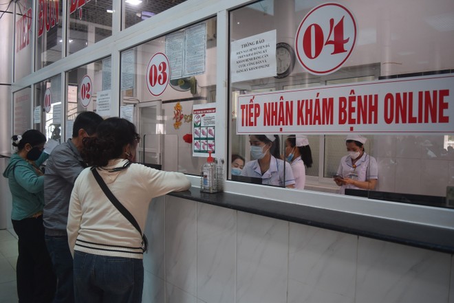 The General Hospital of the Central Highlands region, based in Dak Lak province, conducts examination registration online, saving time for patients. (Photo: VNA)