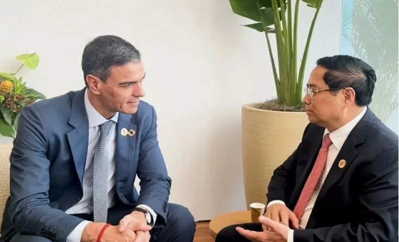 Prime Minister Pham Minh Chinh (R) meets with Spanish Prime Minister Pedro Sanchez on the sidelines of the G20 Summit in Brazil in 2024. (Photo: VGP)