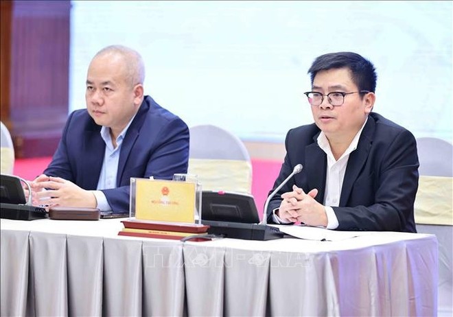 Deputy Minister of Industry and Trade Truong Thanh Hoai (R) speaks at the Government's regular press briefing in Hanoi on April 6. (Photo: VNA)