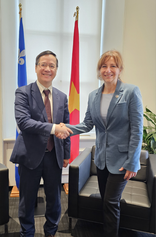 Vietnamese Ambassador Pham Vinh Quang (L) and Quebec's Minister of International Relations and La Francophonie Martine Biron (Photo: VNA)