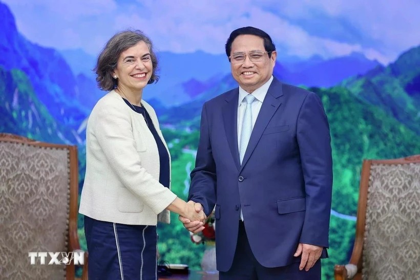 Prime Minister Pham Minh Chinh (right) receives Spanish Ambassador to Vietnam Carmen Cano De Lasala in April 2024. (Photo: VNA)