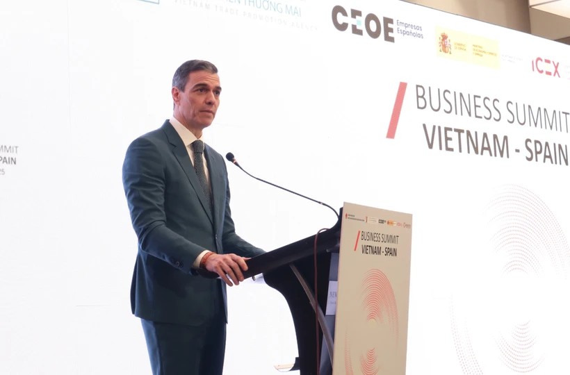 Spanish Prime Minister Pedro Sánchez speaks at the Vietnam - Spain Business Summit in Ho Chi Minh City on April 10. (Photo: VNA)