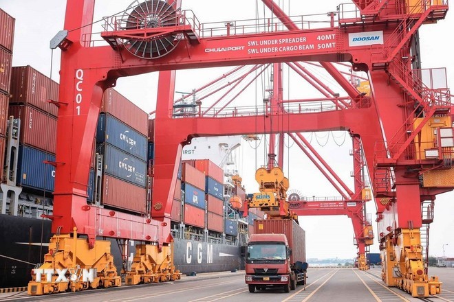 Loading containers at Chu Lai International Port. (Photo: VNA)